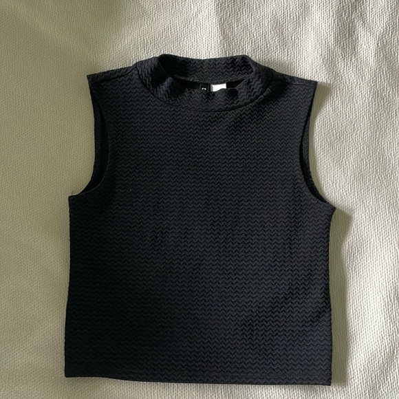 Black crop top. Sleeveless. Size small - Picture 1 of 3